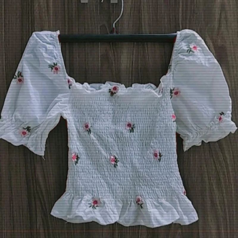 Áo croptop vải nhún thêu hoa tay phồng mặc được 2 kiểu