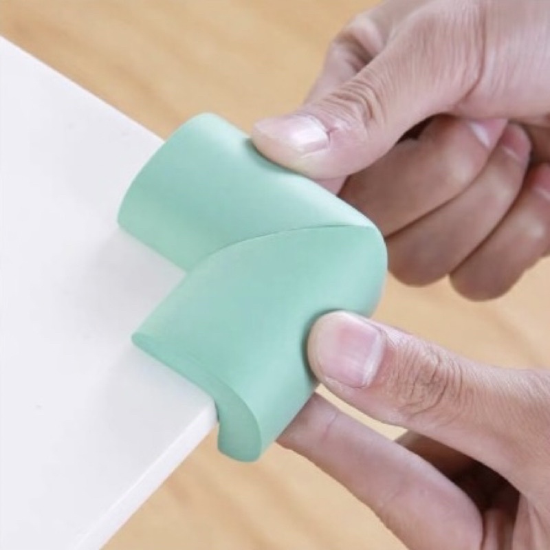 Bộ 4 Miếng Xốp Bọc Góc Cạnh Bàn An Toàn Cho Bé