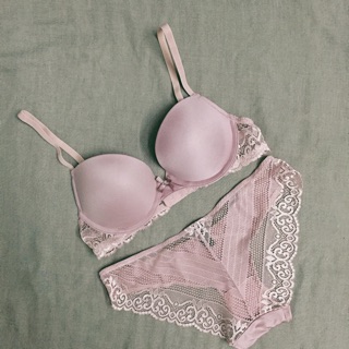 Đồ lót, đồ ngủ, quần áo và phụ kiện hàng xuất xịn các hãng. Khách muốn xem hàng kỹ hơn like fanpage Undercover nhé!