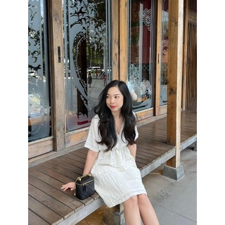 Đầm trắng cổ V