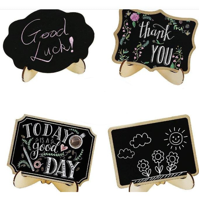 Giá bảng đen ghi tên món ăn và đánh số bàn