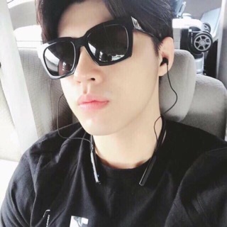 Kính V đen to