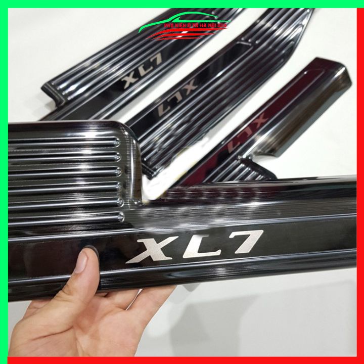 Ốp bậc cửa nẹp bước chân TITAN ô tô Suzuki XL7 2020-2023 chống trầy bảo vệ xe