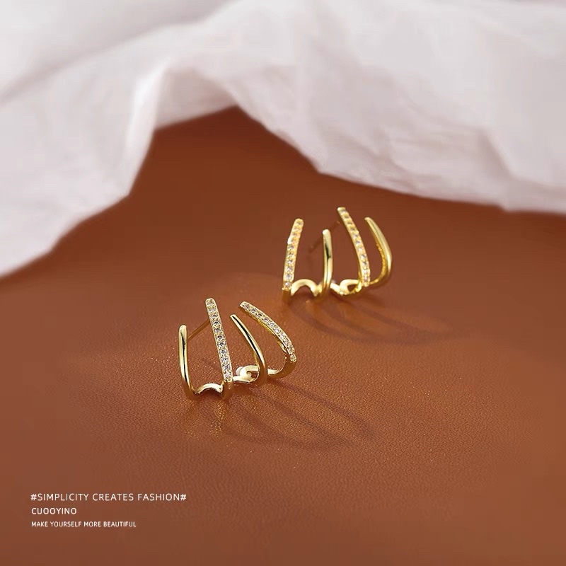 Bông tai đính đá thiết kế xinh xắn