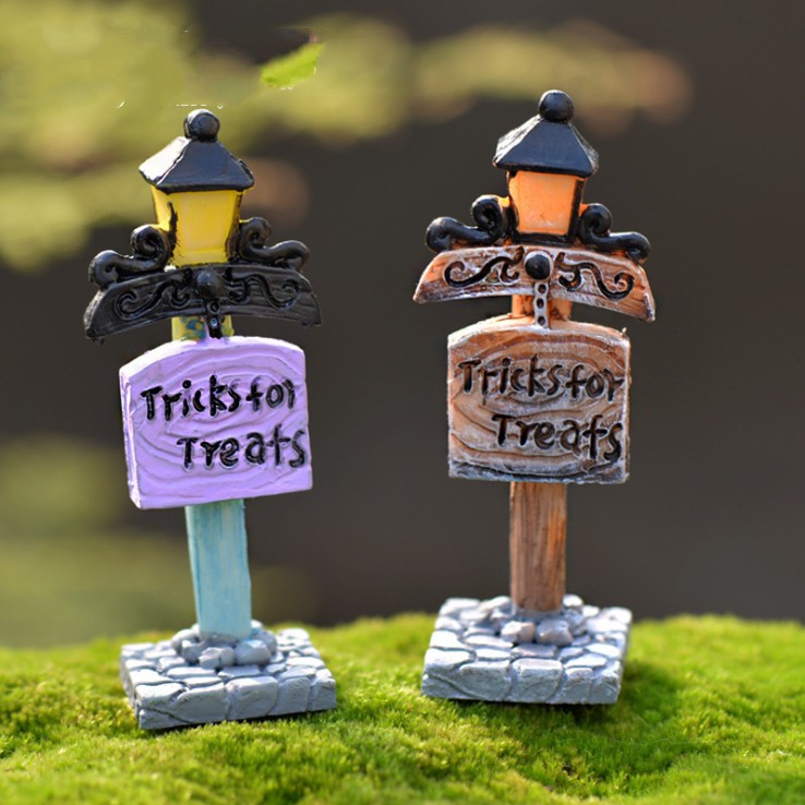 Cột đèn vườn mùa Halloween Tricks or Treats dùng trang trí tiểu cảnh, terrarium, DIY