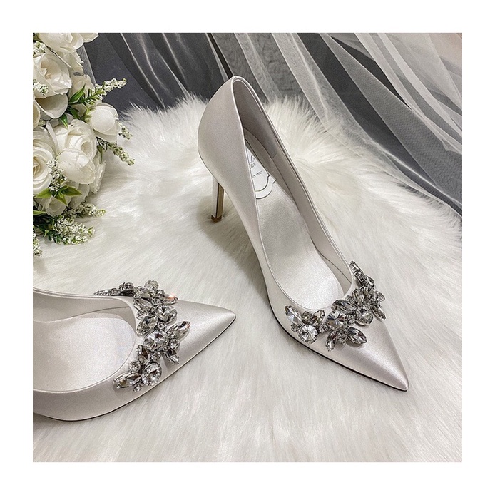 Giày cao gót vương miệng đá