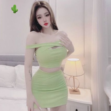 Sét chân váy ôm và áo kiểu chéo cổ mặc được nhiều kiểu