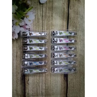 Bấm móng tay người lớn