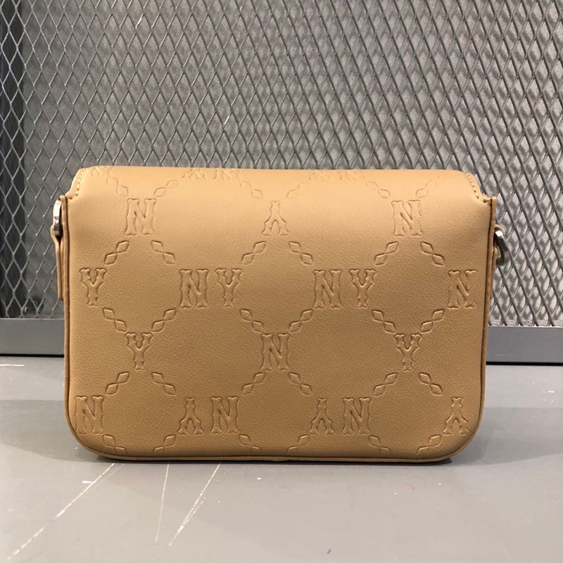 Túi đeo chéo MLB hình vuông cỡ nhỏ đính phụ kiện kim loại hình logo NY thời trang Hàn Quốc 2021