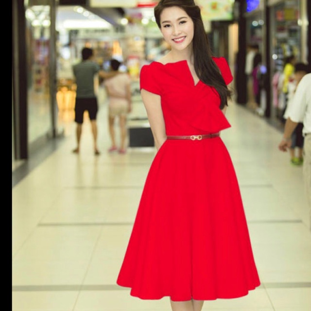 Pass váy đỏ HH Đặng Thu Thảo sz M