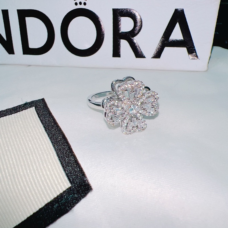 Nhẫn hoa 4 cánh xoàn italy xoay mạ bạch kim