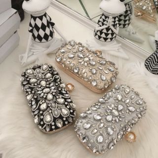 Cốp ngọc vừa điện thoại .