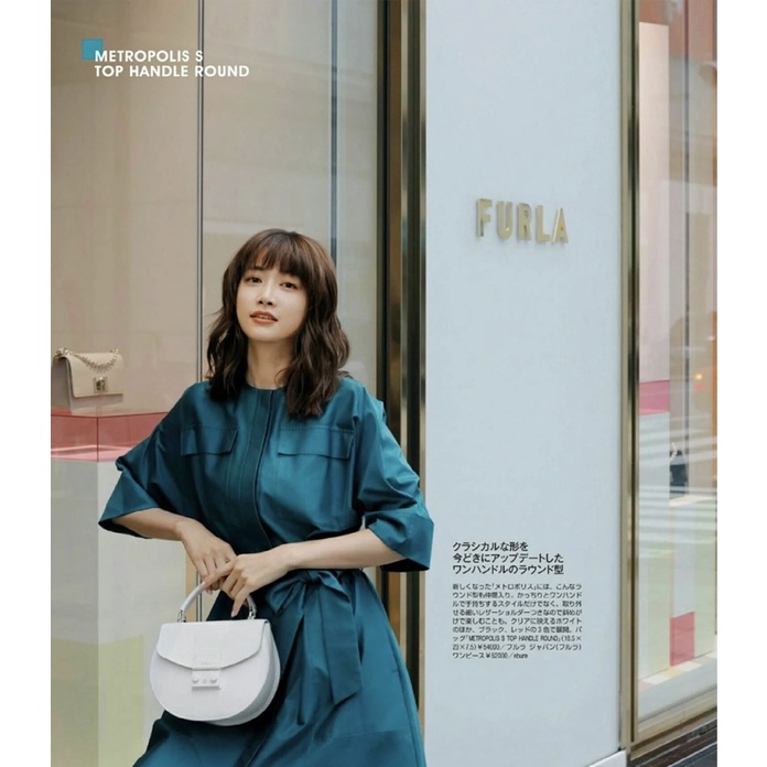 Túi Furla bán nguyệt màu trắng