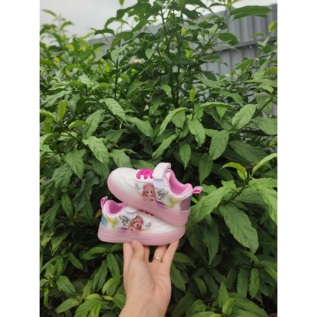 Giày thể thao bé gái có đen led nàng tiên cá màu trắng có quai dán điệu đà 0514