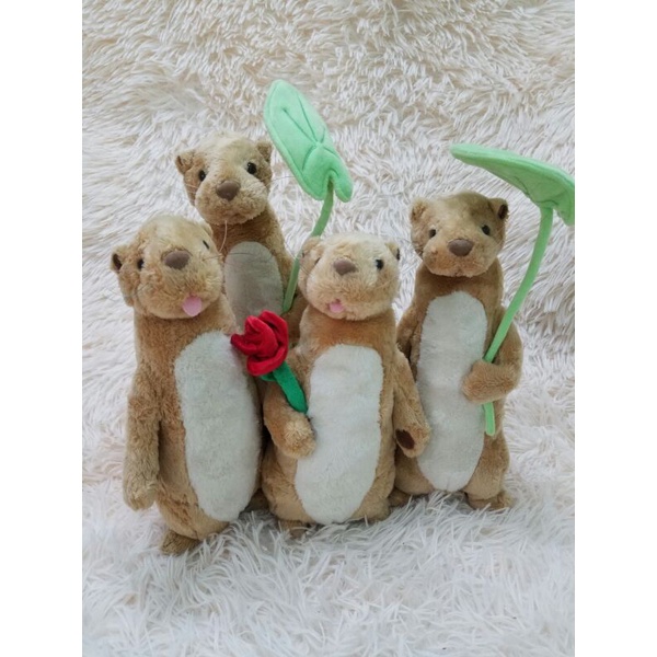 Gấu bông con chuột hải ly rái cá cầm lá sen hoa hồng