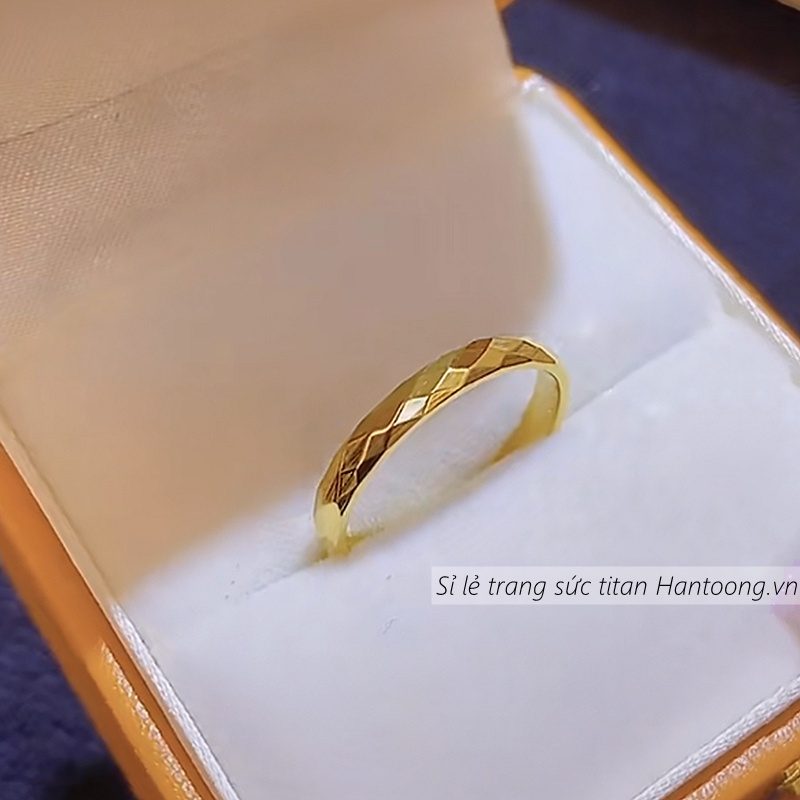 Nhẫn titan không gỉ mạ vàng 18k thiết kế họa tiết đơn giản thanh lịch dành cho nữ