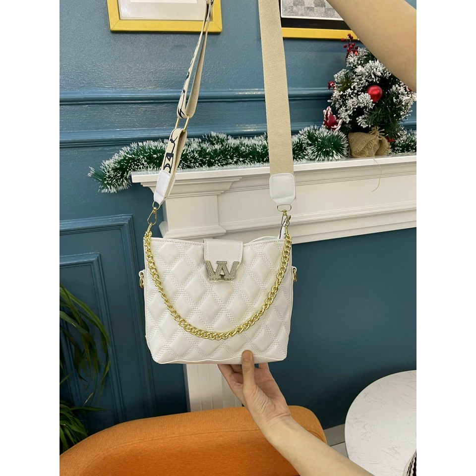 Túi đeo chéo da trần trám khóa W thời trang sành điệu