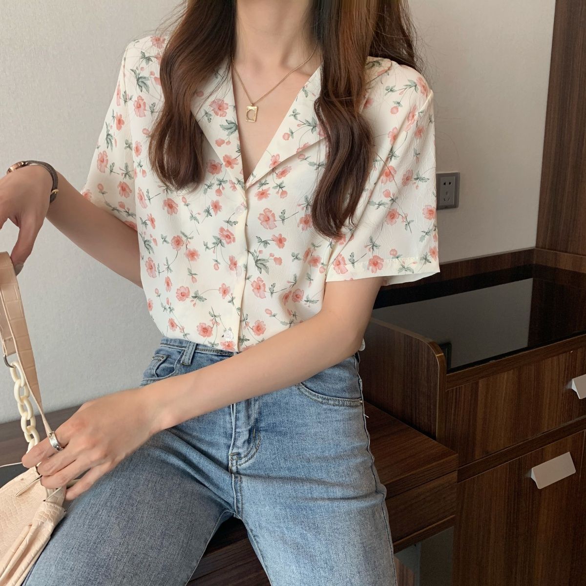 Áo sơ mi tay ngắn dáng rộng in họa tiết hoa mẫu 2021 xinh xắn thời trang dành cho nữ | BigBuy360 - bigbuy360.vn