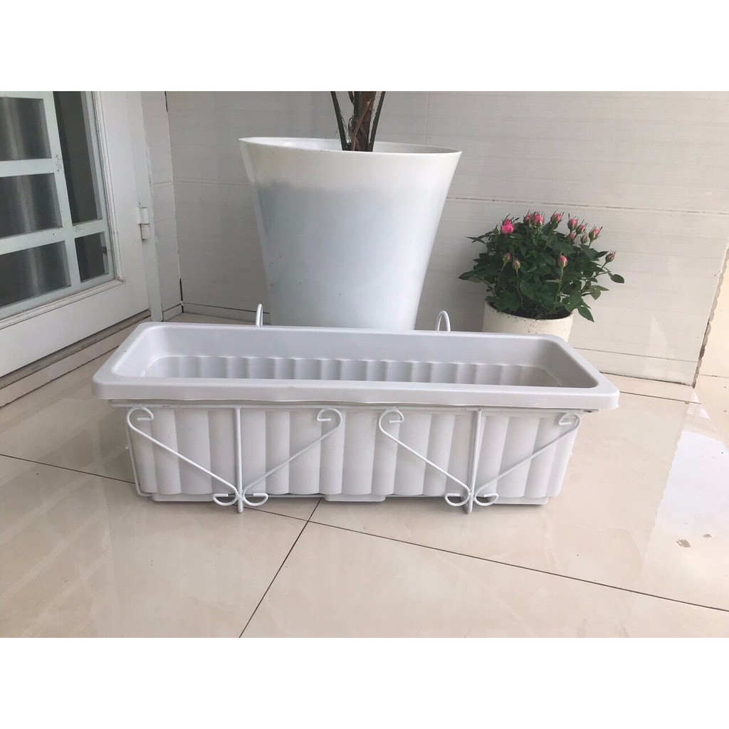 Khung sắt chậu nhựa dài trồng hoa, cây cảnh treo ban công bền bỉ, chắc chắn màu trắng.
