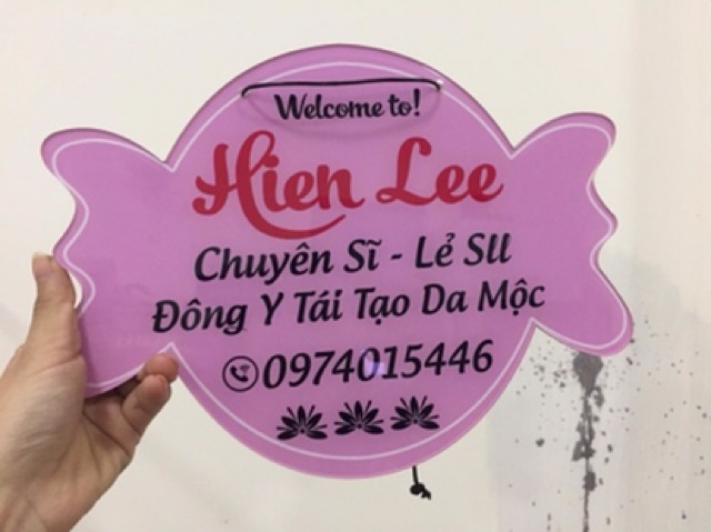 Bảng hiệu shop mica in hình ghi chữ theo yêu cầu của khách lau chùi thoải mái giá sỉ tận xưởng chỉ từ #60k