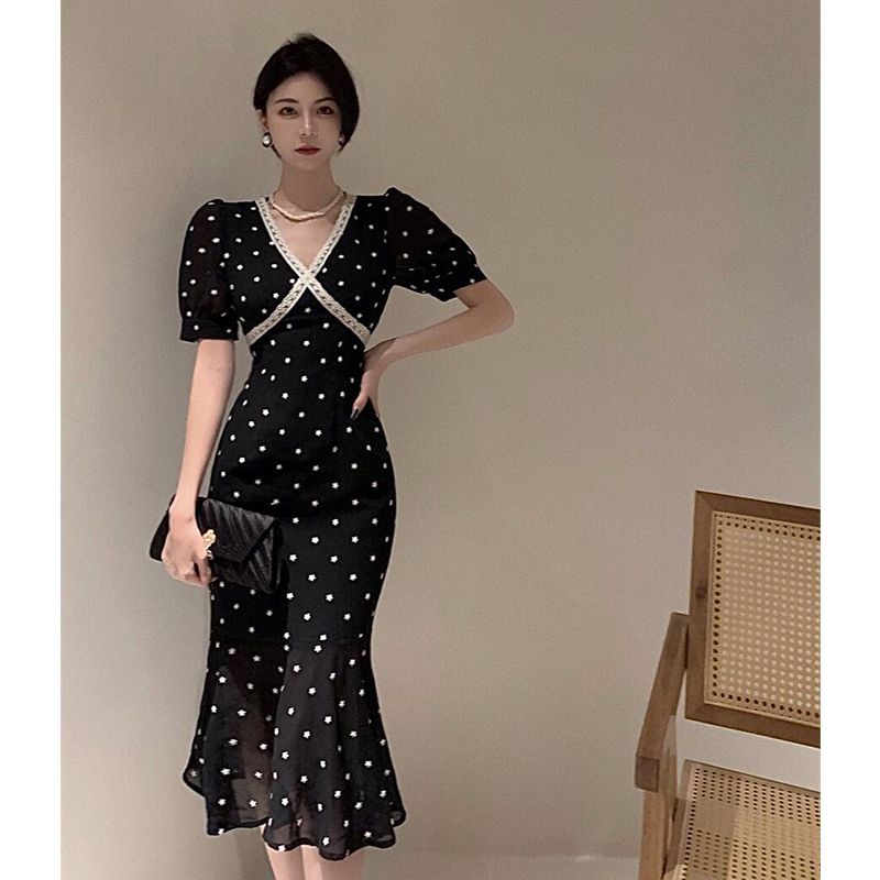 French V-neck dress A woman's summer temperament, a medium-length fishtail dress shows a thin, retro socialite black dress.