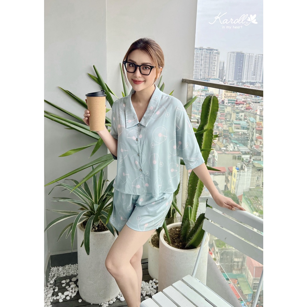 Bộ lụa luxury Karoll cánh dơi quần đùi tay cộc cổ vuông hoạ tiết NH22.037