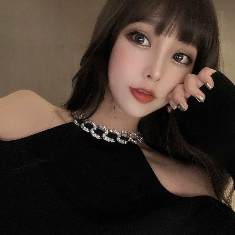 Áo dệt kim trễ vai tay dài màu đen phối chuỗi xích đính đá thời trang nữ