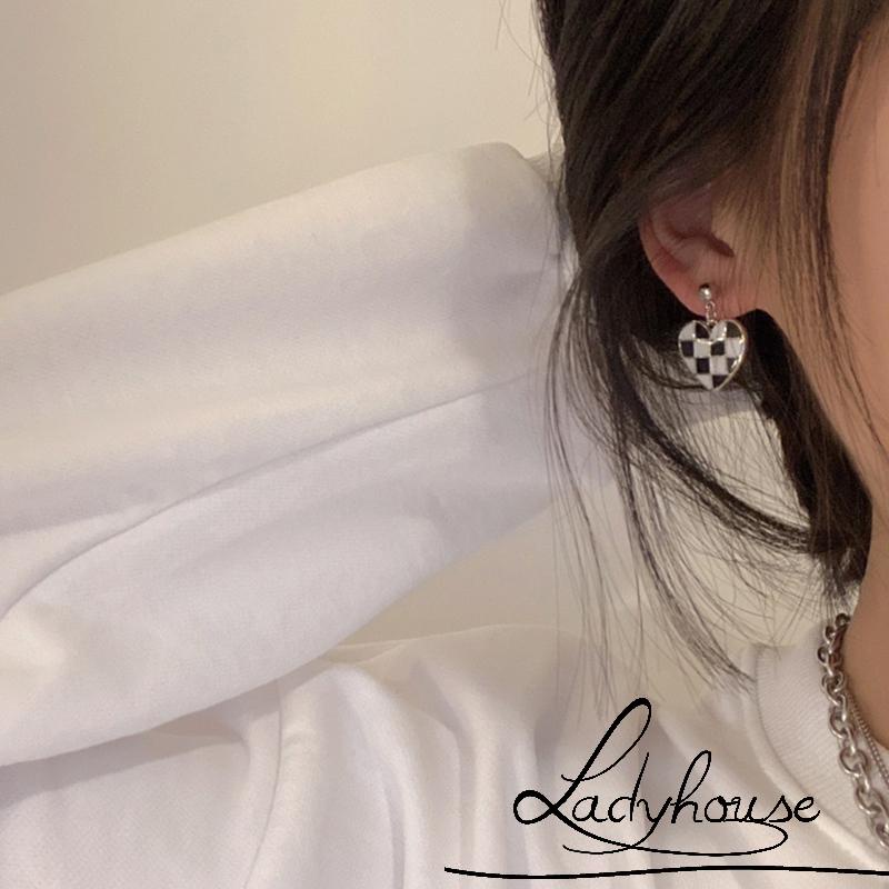 Bông tai hợp kim mặt hình trái tim kẻ caro trắng đen thời trang dành cho nữ