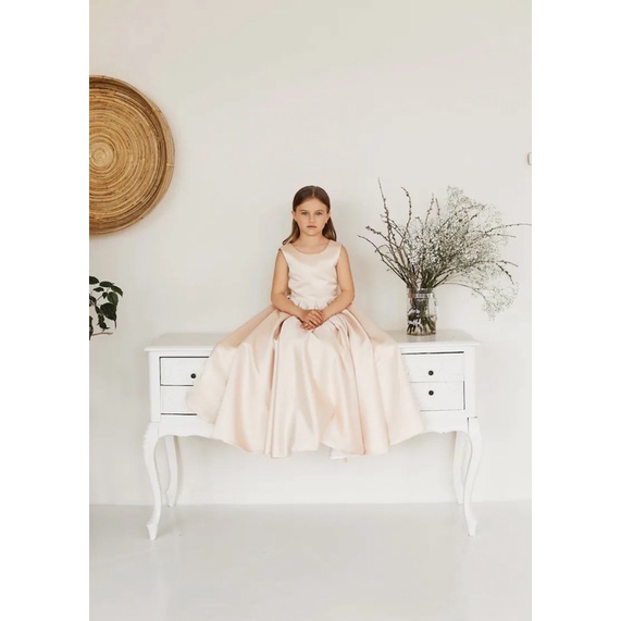 Đầm công chúa dài lưng V cho bé chất liệu phi nhật