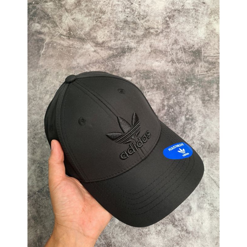 H35768 Mũ lưỡi trai adidas ba lá full đen