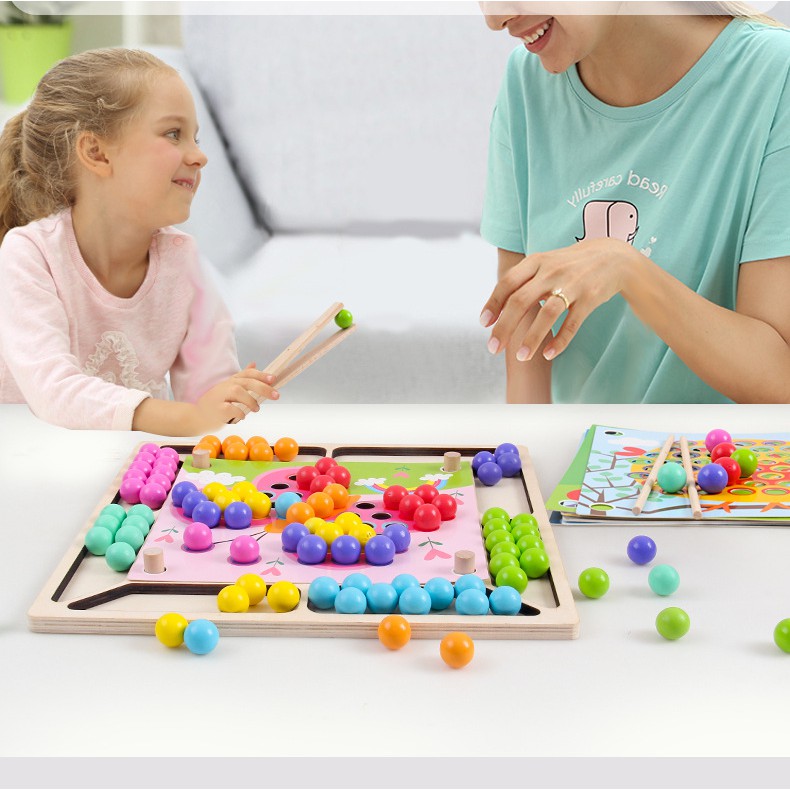 Giáo cụ Montessori gắp hạt bằng gỗ cho bé