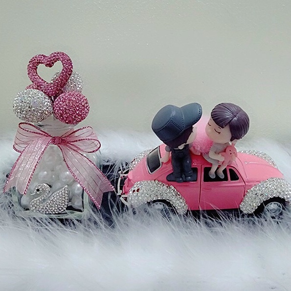 Set trang trí ô tô đôi trái gái ngồi ô tô - tặng kèm thảm lông và lọ bóng trái tim có nước hoa