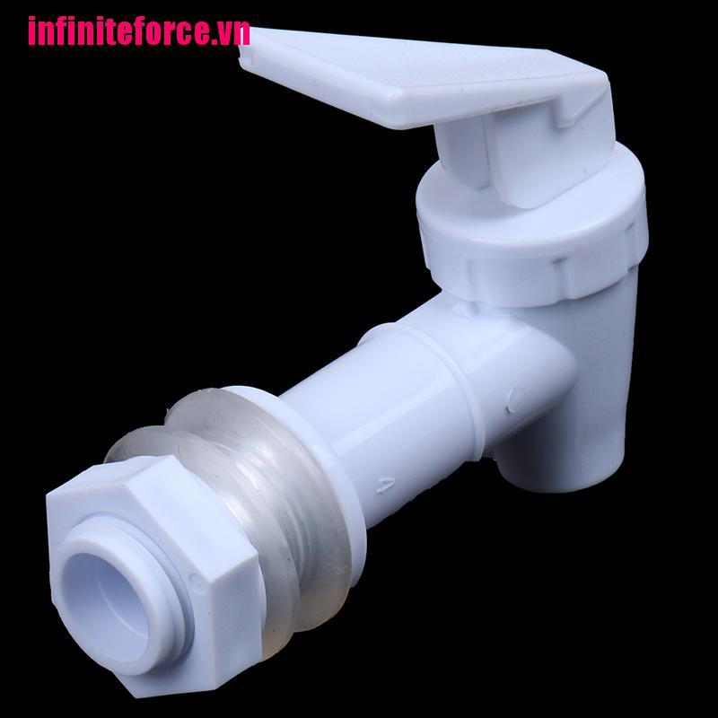 1 Cái Đổ Nước Bằng Nhựa