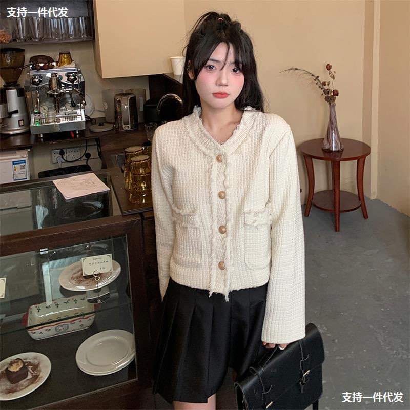 Áo khoác dạ tweed trắng dáng ngắn hai túi đắp phối cổ màu đen xinh xắn | BigBuy360 - bigbuy360.vn