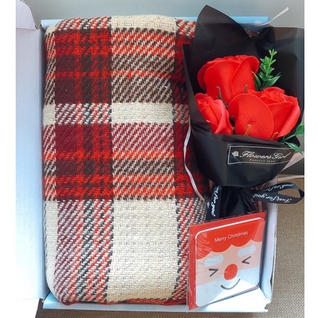 Hộp quà tặng giáng sinh gồm khăn quàng cổ mùa đông hot nhất năm 2021, hoa sáp, thiệp noel, hộp đựng
