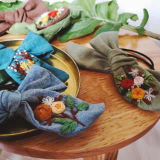 Cột tóc nơ thêu tay