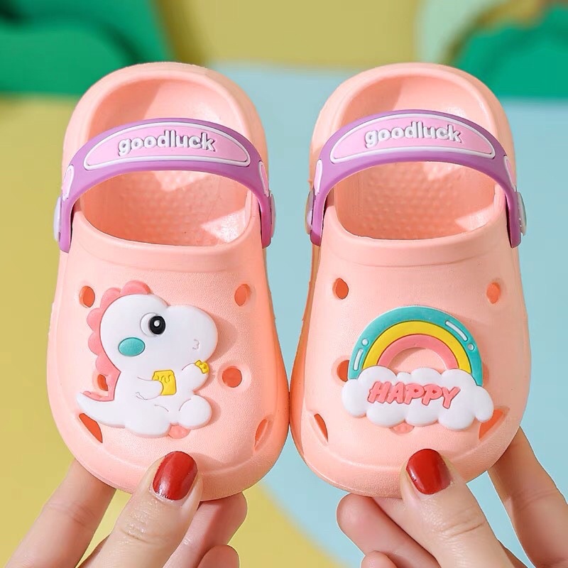Sục cho bé trai bé gái- Dép cho bé đi êm chân ko trơn trượt nhiều màu sắc- sticker khủng long cầu vồng ngộ nghĩnh SUC618