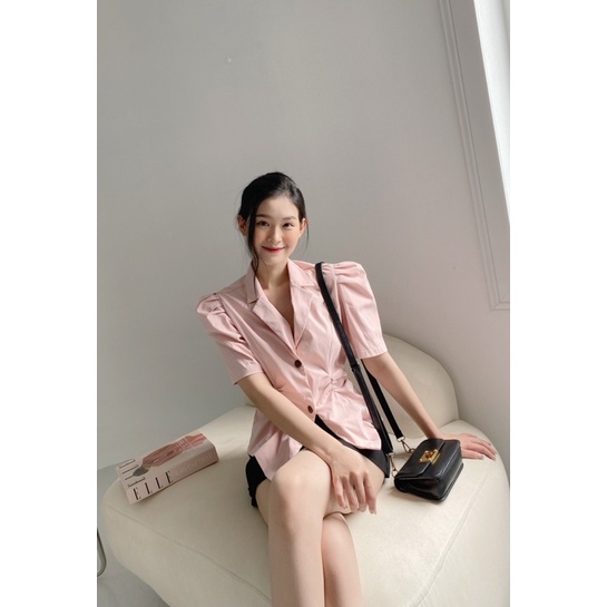 YU CHERRY | Áo nữ cầu vai phồng chiết eo nút gỗ cổ sơmi Wrap Line Blazer YA390