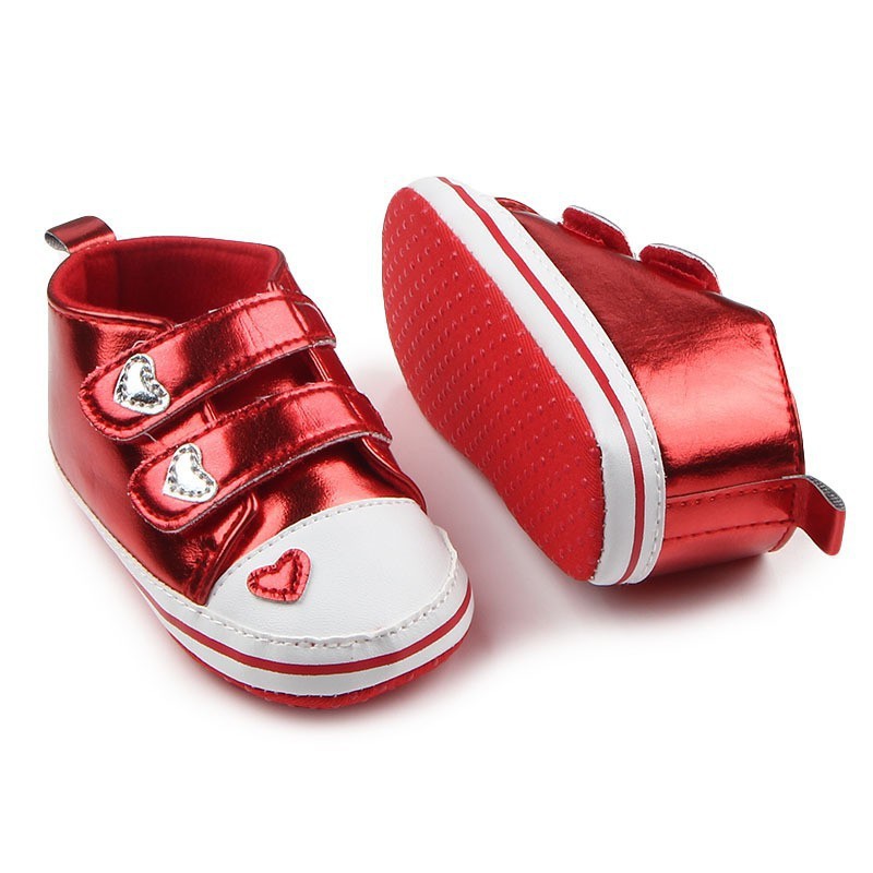 Giày da họa tiết trái tim xinh xắn cho các bé