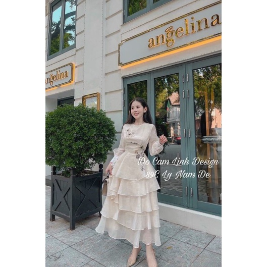 Váy tầng thêu hoa.