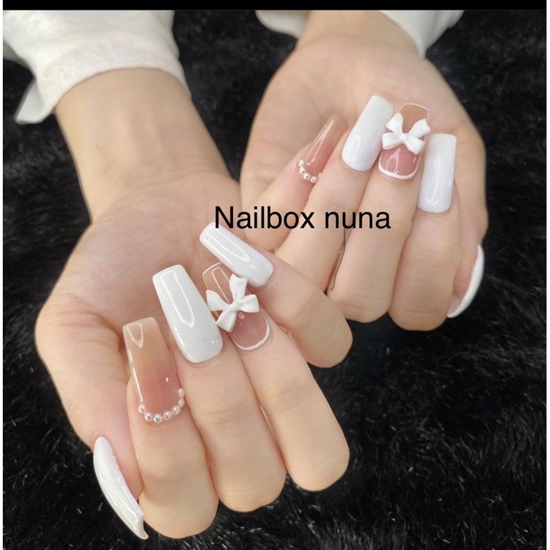 Nailbox nuna móng úp thiết kế móng tay màu thạch nude và trắng đính nơ gắn đá