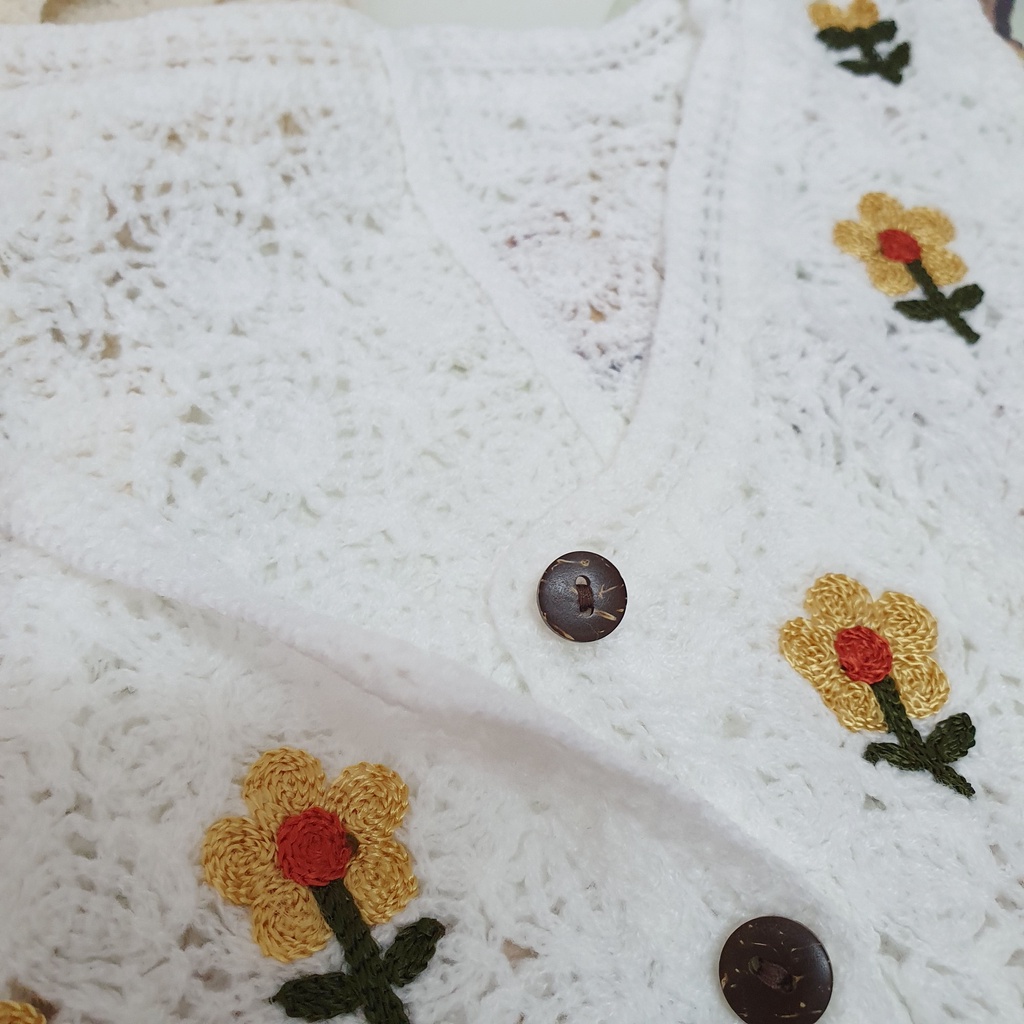 Áo Gile Croptop Len Móc Thêu Hoa Trắng, Kem - Penguin House