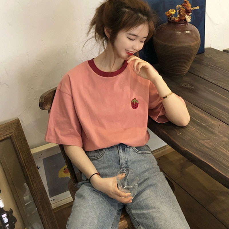 Áo thun tay ngắn cổ tròn hoạ tiết dâu tây