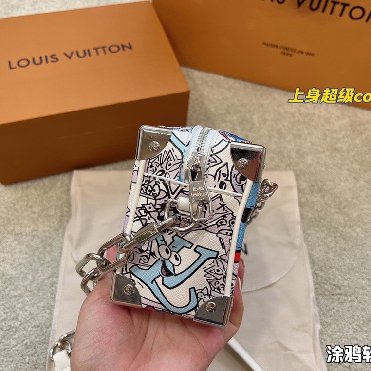 Túi đeo chéo hộp xích Louis Vuitton Trắng họa tiết LA 2022 on web fullbox