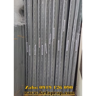 1 thanh sắt V3x5 hoặc V4x4, dày 2ly đúng. Hàng đạt tiêu chuẩn chất lượng ISO 9001:2015. Màu xám ghi.