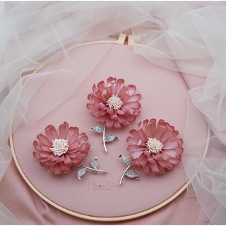 Hoa cài áo thủ công cao cấp- Nhành cúc- Màu hồng- -size 7- Vải lụa- Hoa vải Nhando Handmade