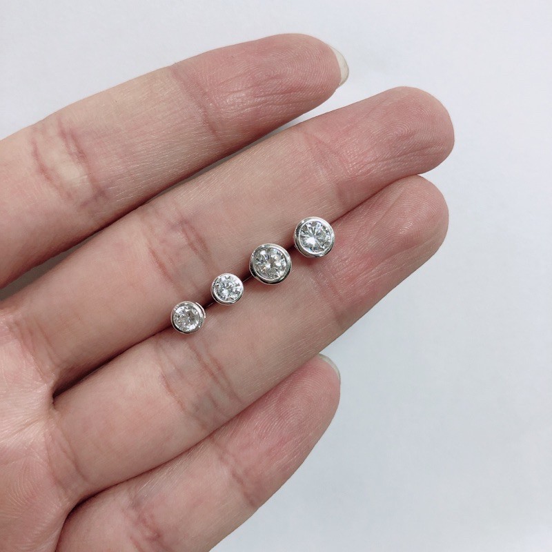 Khuyên bạc nụ đá trắng được bọc bằng bạc dày dặn