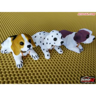 Chó lắc lư trên xe hơi