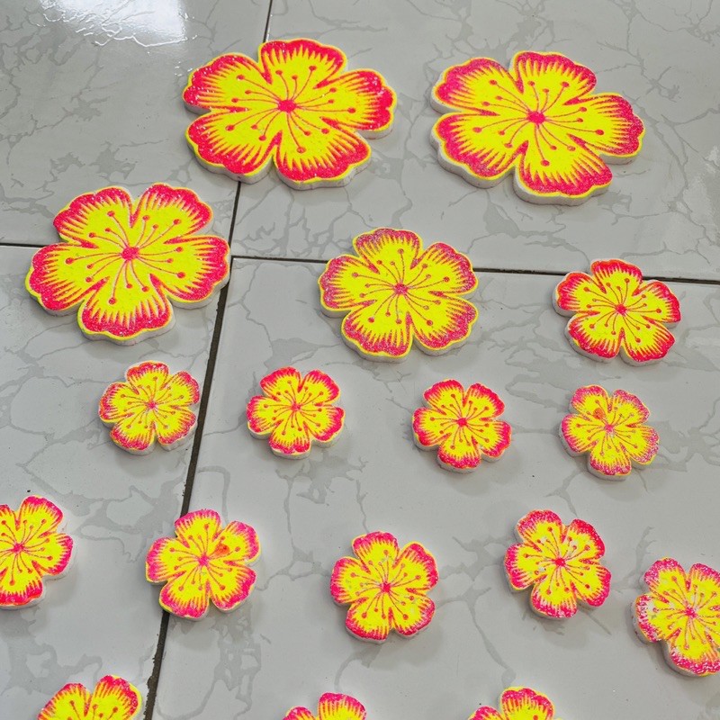 Hoa mai xốp dán tường