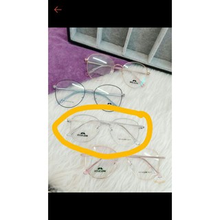 Kính cận lệch độ gọng trắng